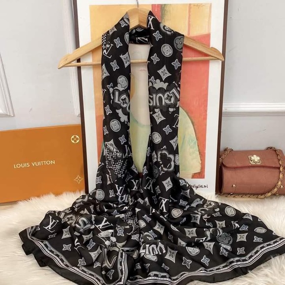 Branded Shawl with paper bag ❤️ - Picture 4 of 15